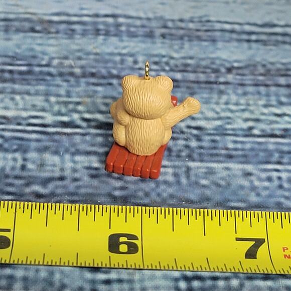 Vtg 1990 Hallmark Miniatures (Going Sledding) keepsake Christmas ornament bear - Picture 6 of 7